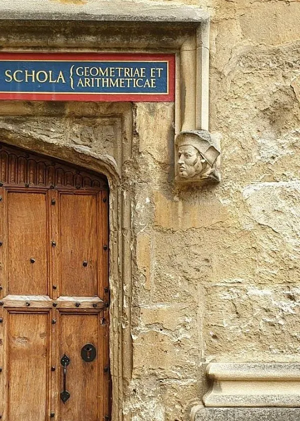 A door in Schools Quadrangle, Bodleian Library, Oxford, reading 'SCHOLA GEOMETRIA ET ARITHMETICAE'.